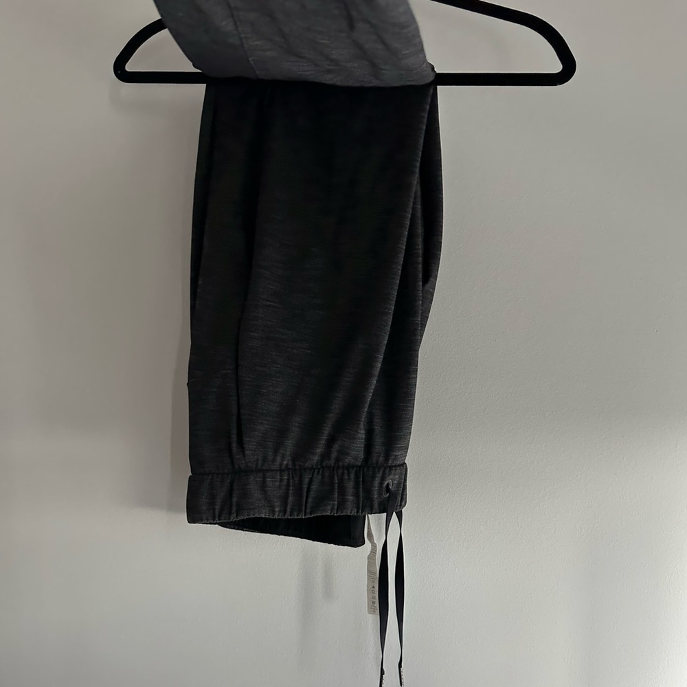 Lululemon On the Fly Pant in Charcoal, size: 10 - Picture 2 of 5